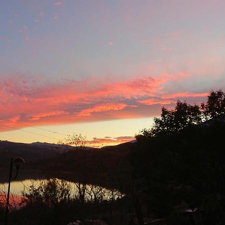 Lake Retreat - Maiella Apartment - Beautiful Lake And Mountain Views Casoli  المظهر الخارجي الصورة