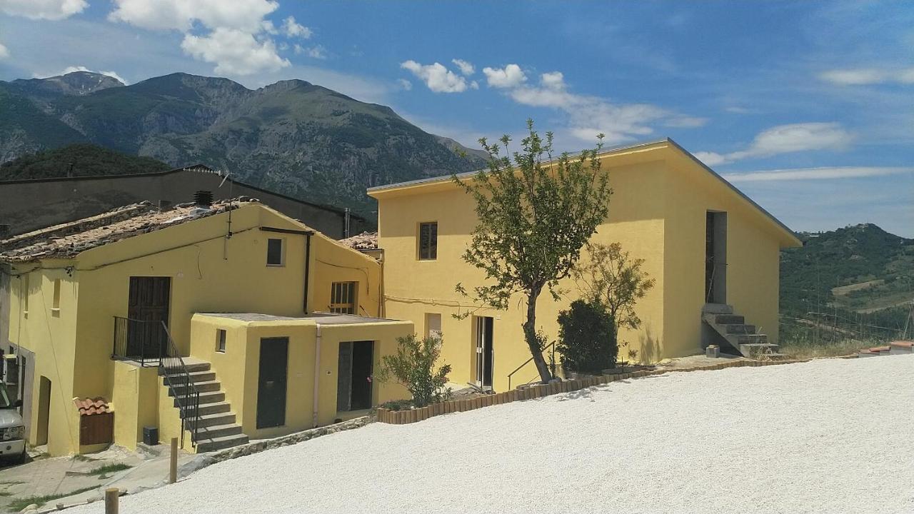 Lake Retreat - Maiella Apartment - Beautiful Lake And Mountain Views Casoli  المظهر الخارجي الصورة